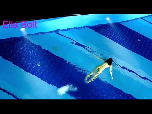 ❤️ Nu mă pot opri din privit, tânără blondă surprinsă înotând goală în piscina stațiunii ELLA BOLT ️❌  at us ❌