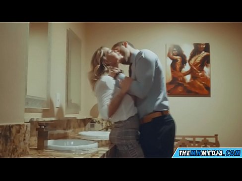 ❤️ Când o blondă cu sânii mari te seduce într-o toaletă publică ️❌  at us ❌
